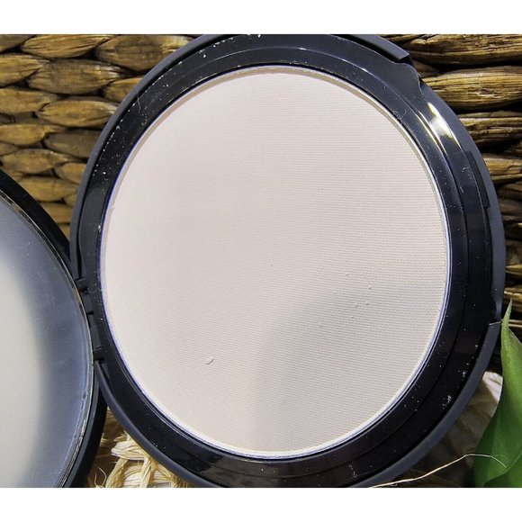 IT Cosmetics Bye Bye Pores Pressed Powder, Translucent Airbrush Finish, 0.31 oz. - Picture 7 of 8